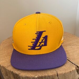 La lakers yellow purple hat
